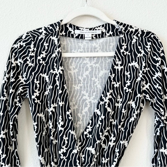 Diane Von Furstenburg New Julian Silk Jersey Wrap Dress in Black White Size 2 - Picture 4 of 11